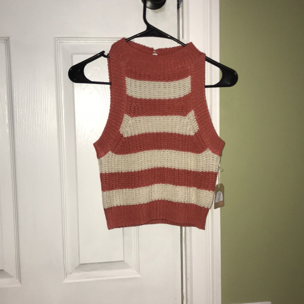 Crop sweater no sleeves